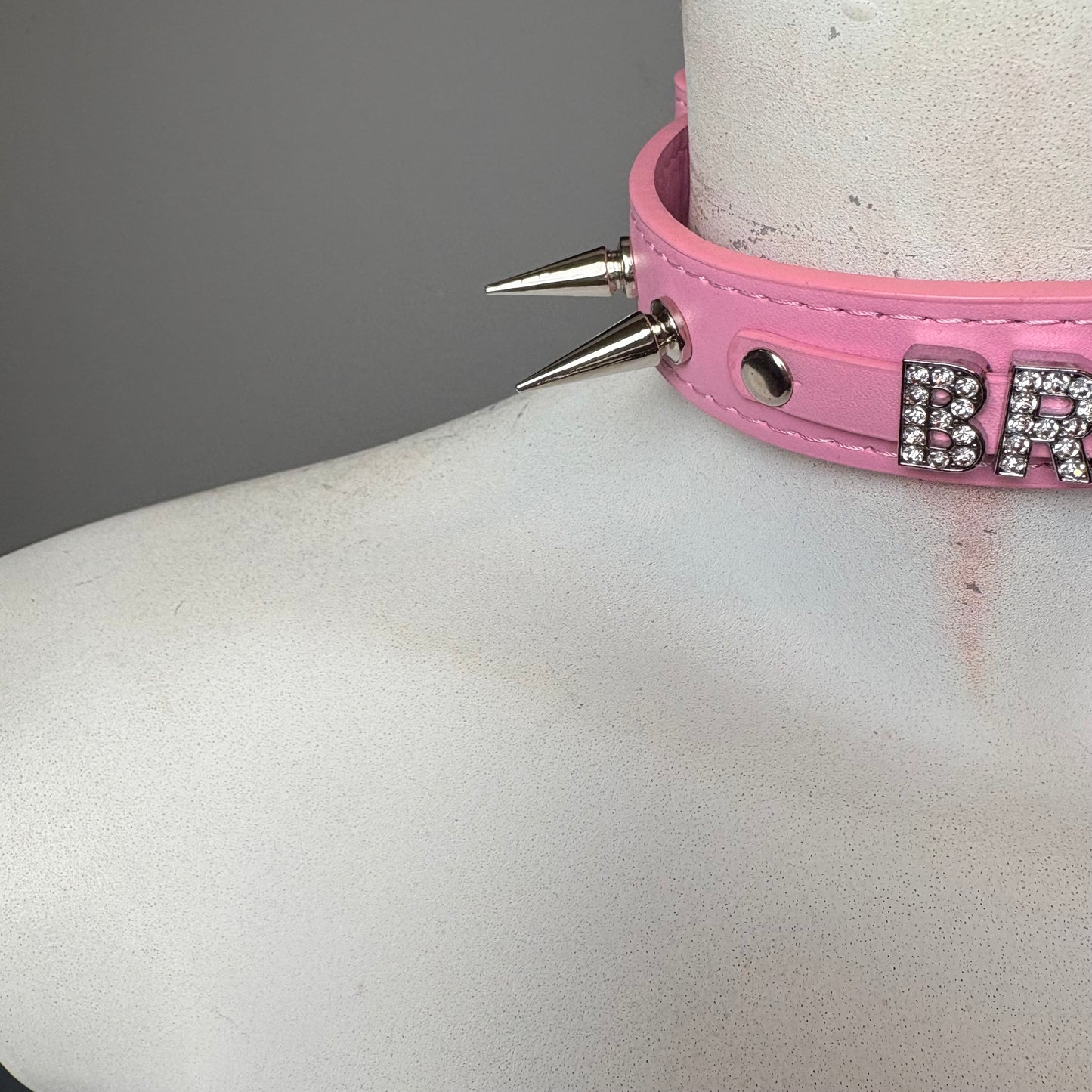 Chocker rosa con scritta “brat “