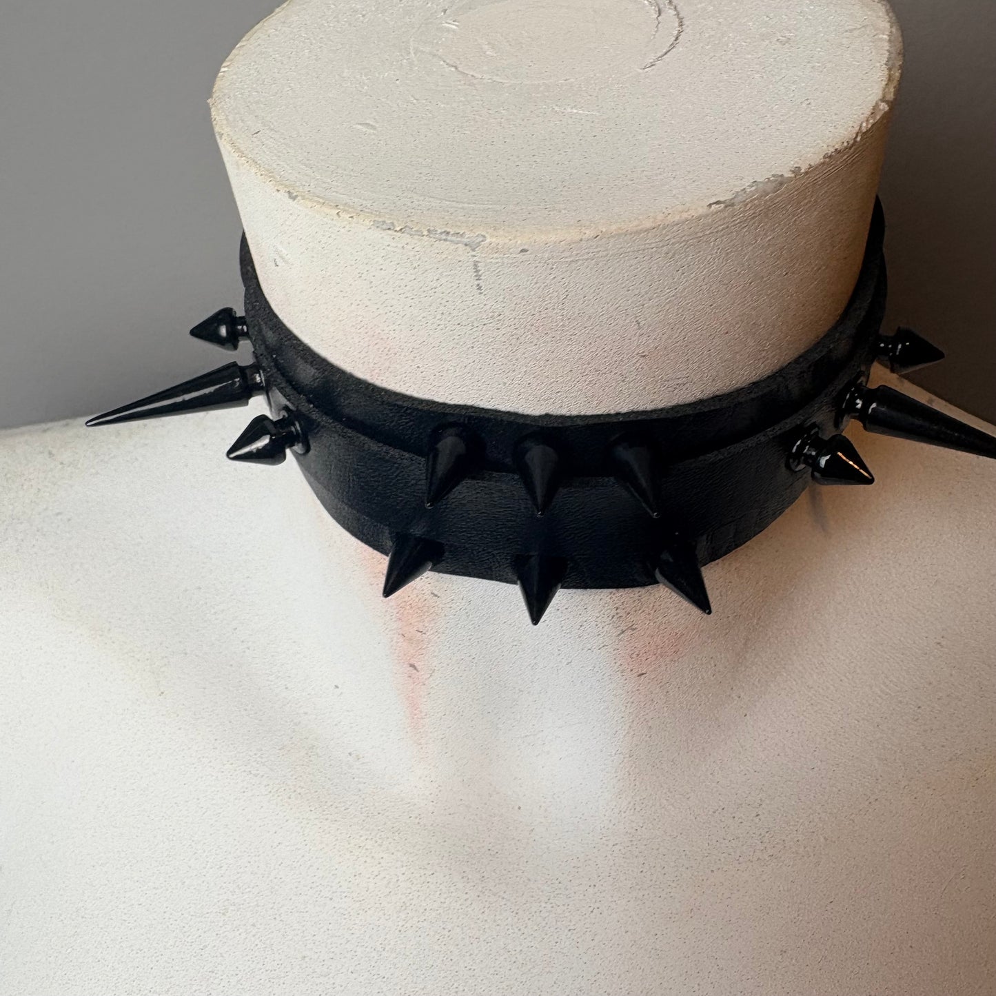 Chocker total black con borchie e cerchio