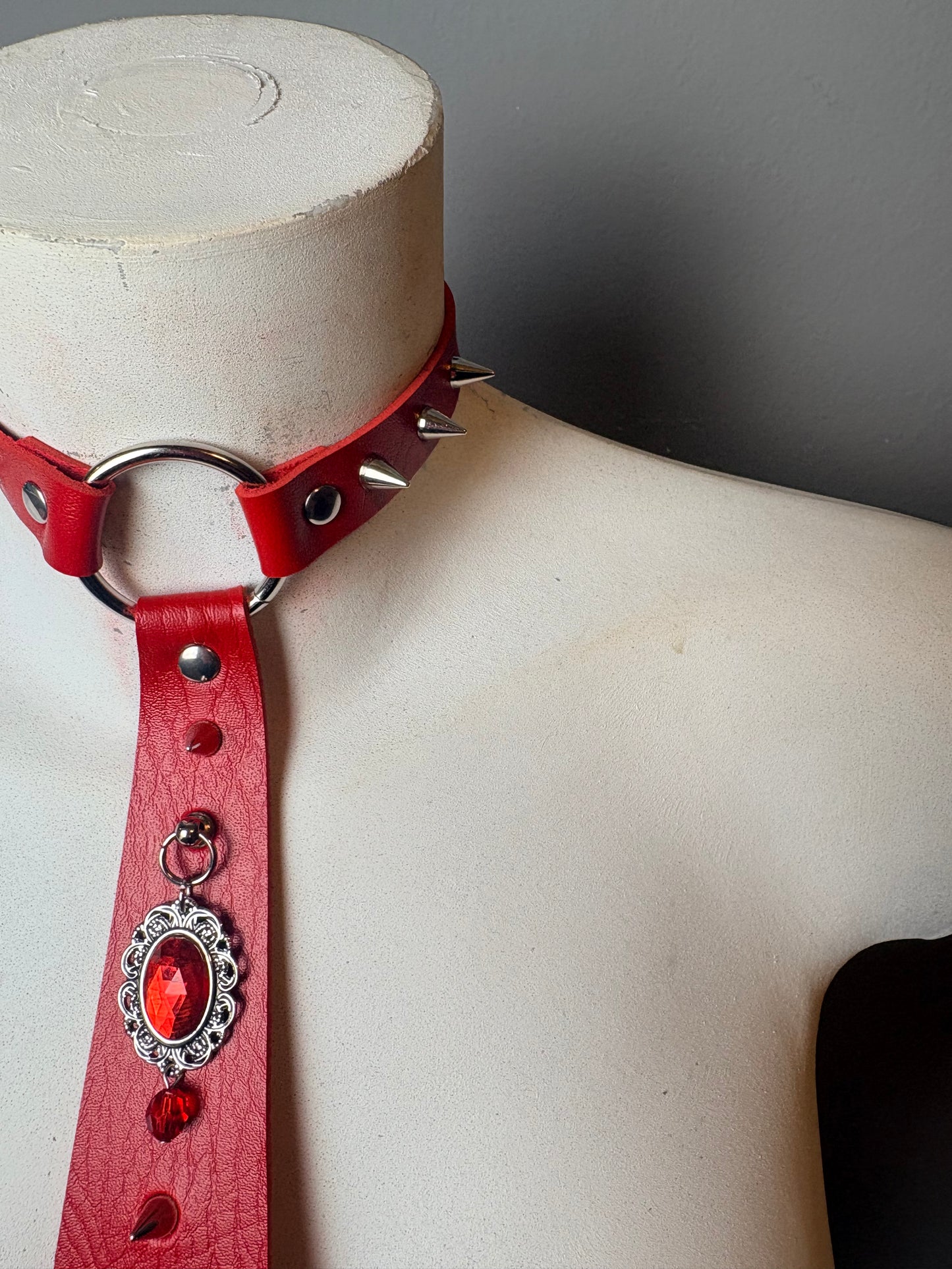 Cravatta rossa con pietra e borchie