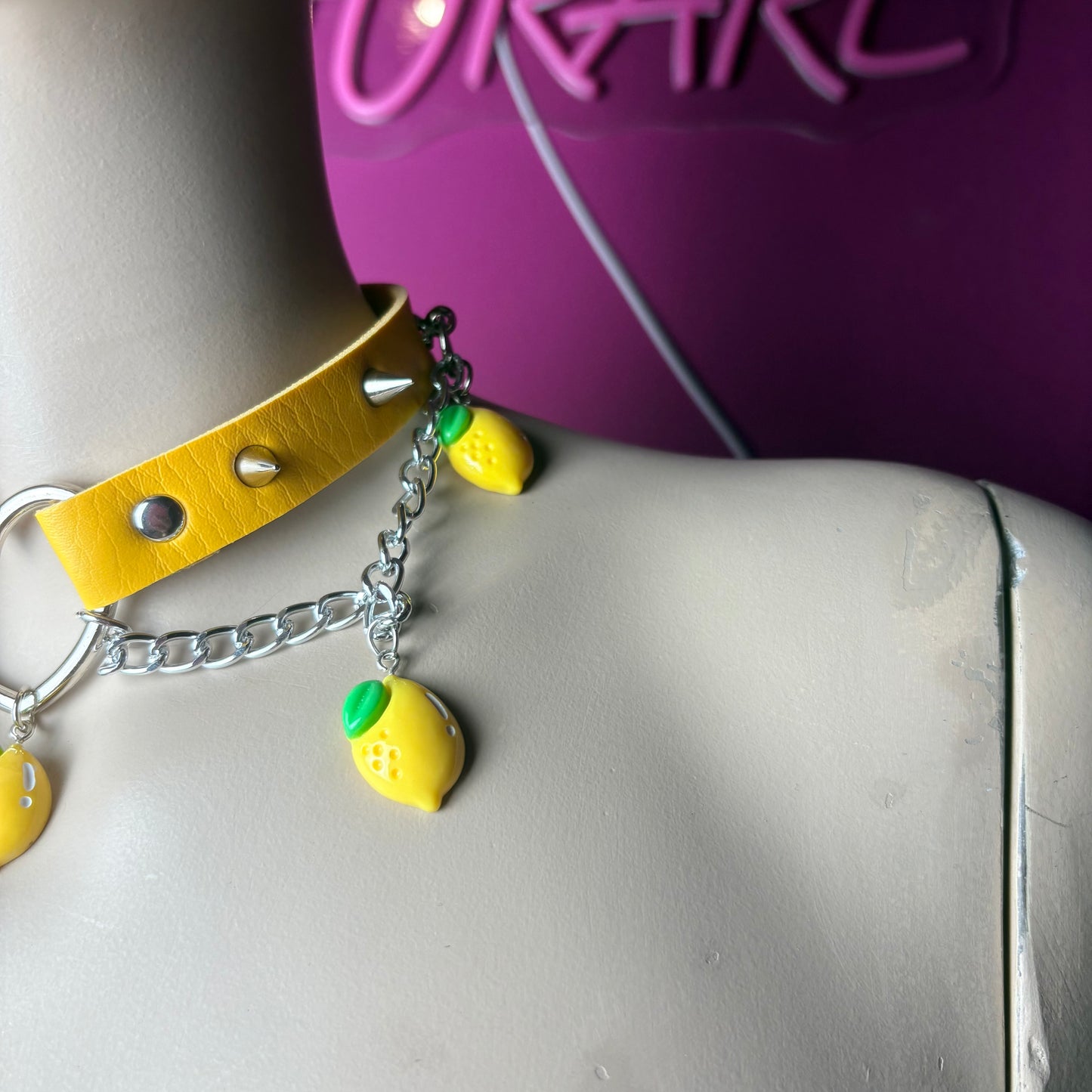 Chocker giallo con limoni