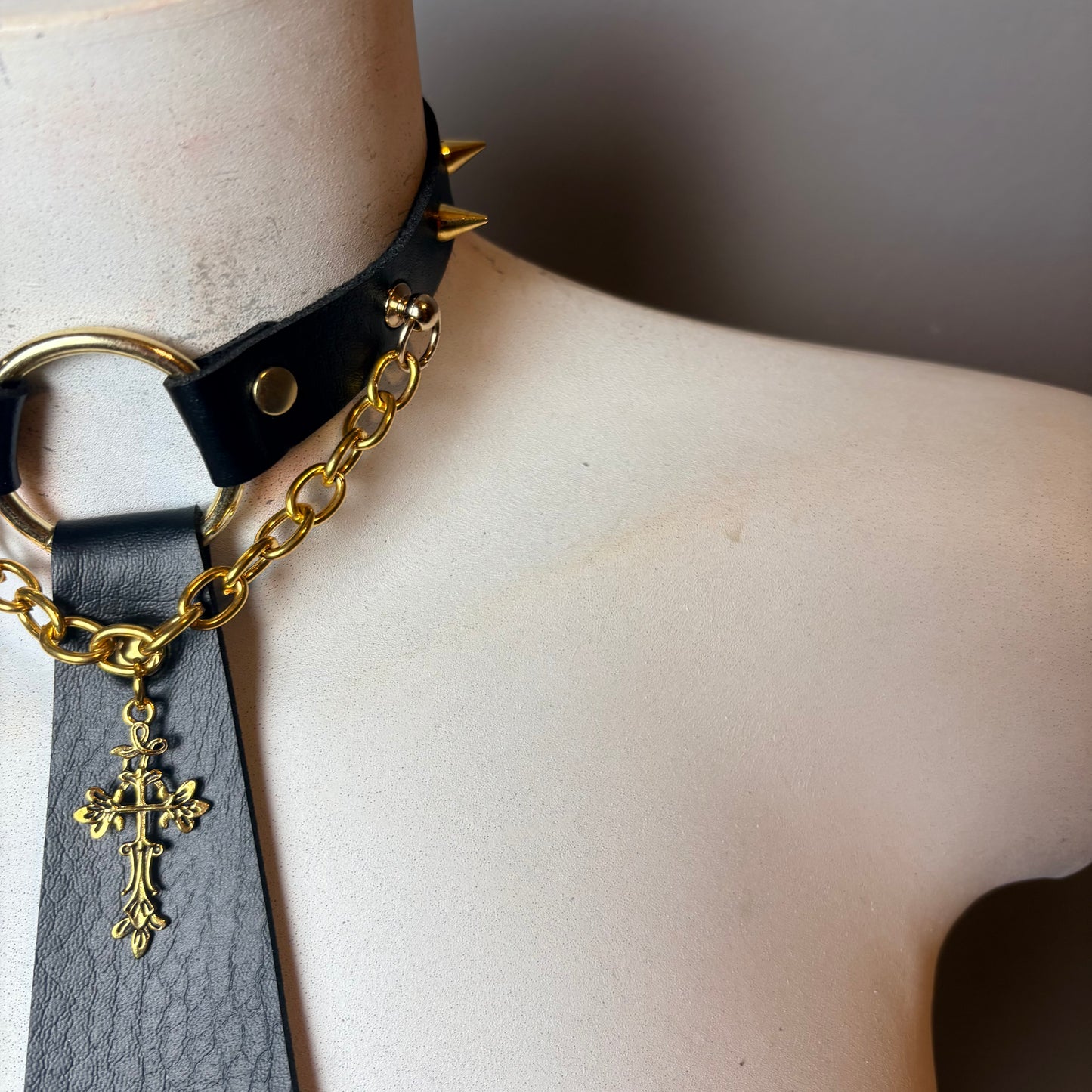 Chocker a cravatta con croce oro