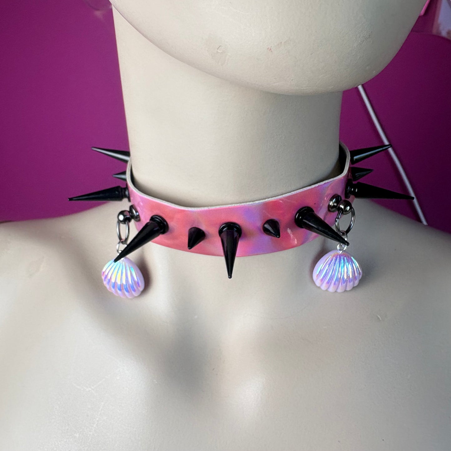 Chocker rosa olografico con ciondoli di conchiglie