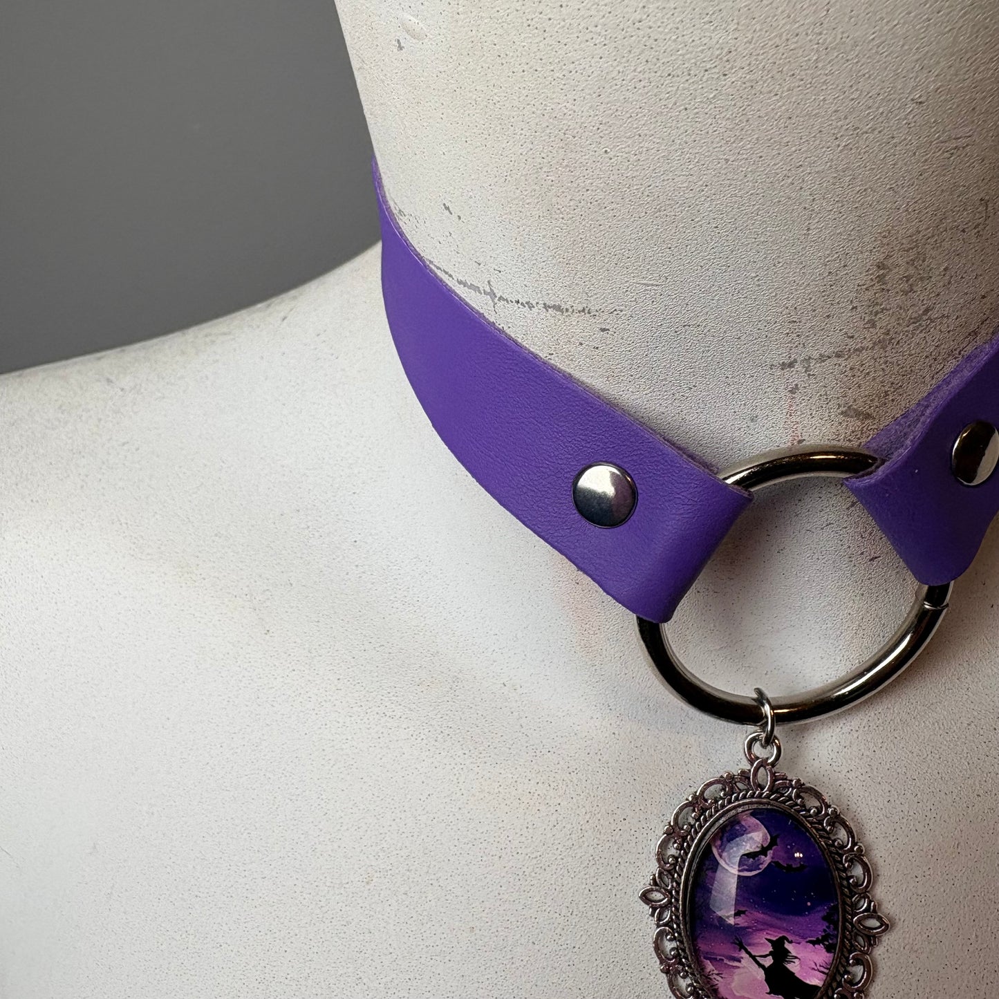 Chocker lilla con ciondolo