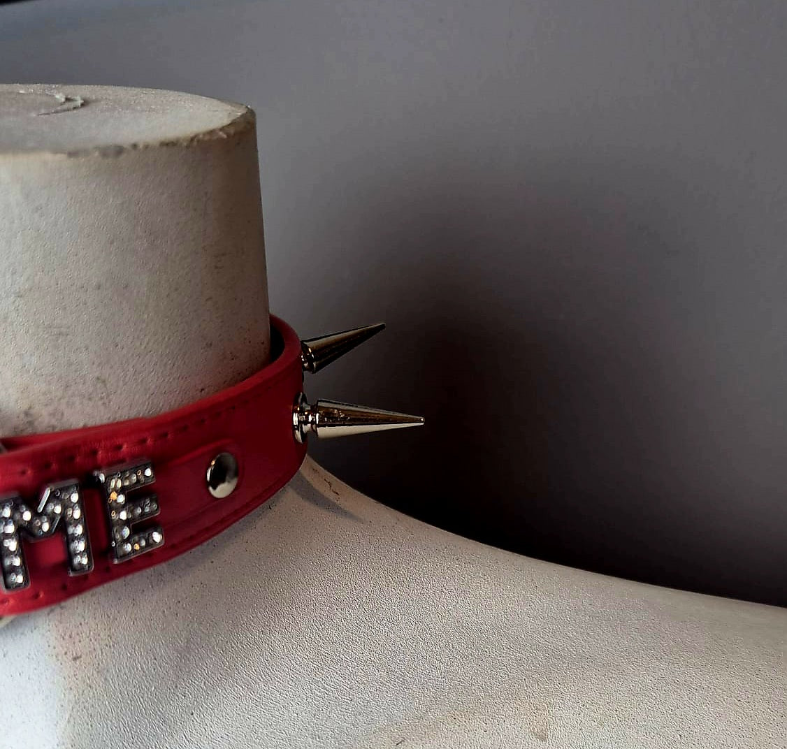 Chocker rosso con scritta "Fuck me"