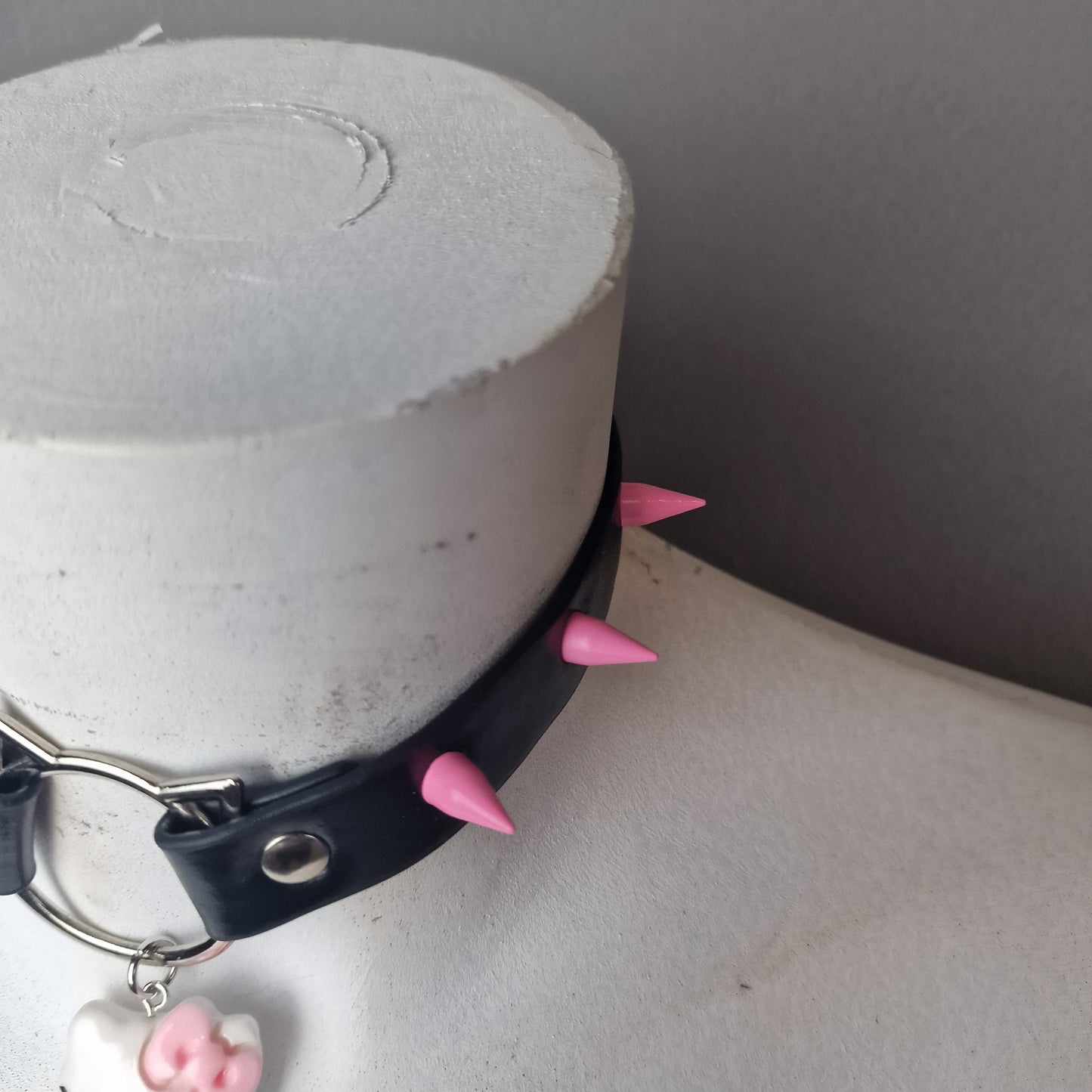 Chocker con hello kitty e borchie rosa