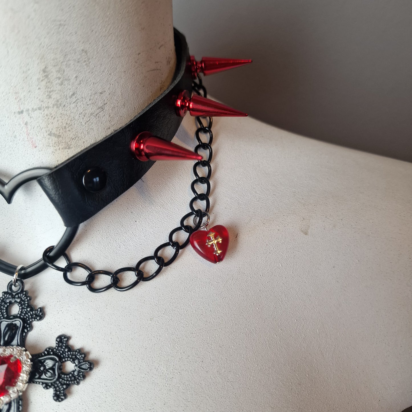 Chocker total black con croce nera pendente
