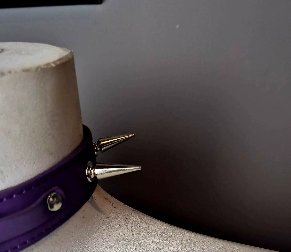 Chocker viola con scritta "Baby"