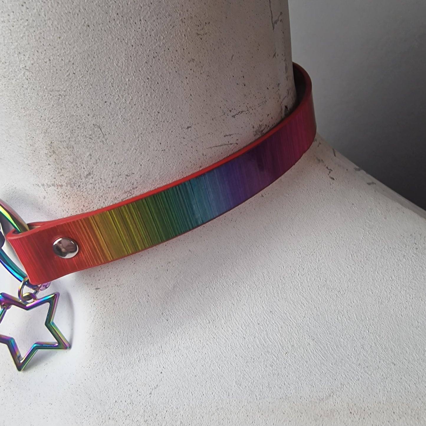 Chocker arcobaleno con stella