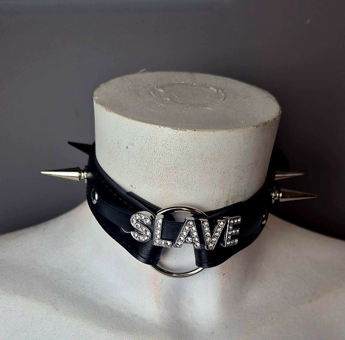 Chocker nero con scritta "Slave"