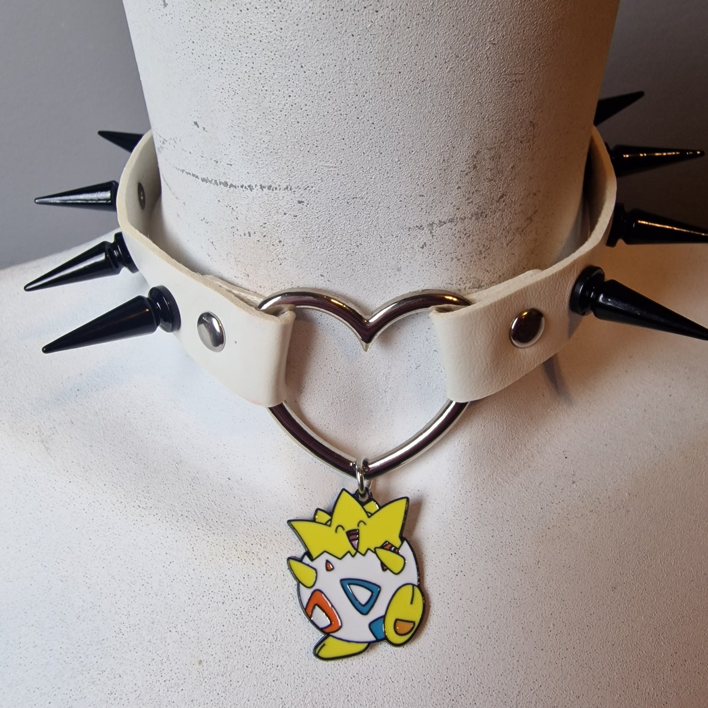 Chocker bianco con togepi