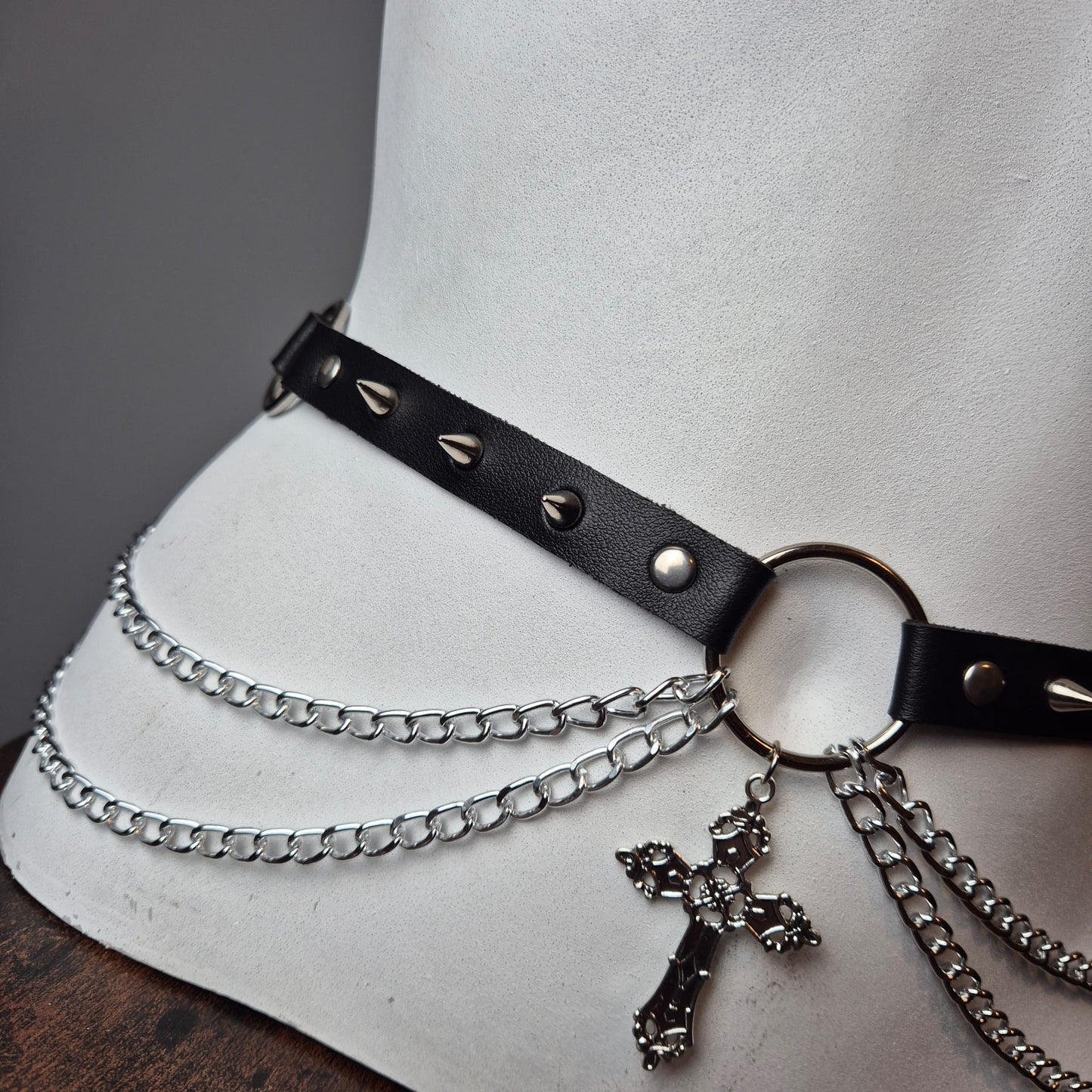 Cintura nera con croce