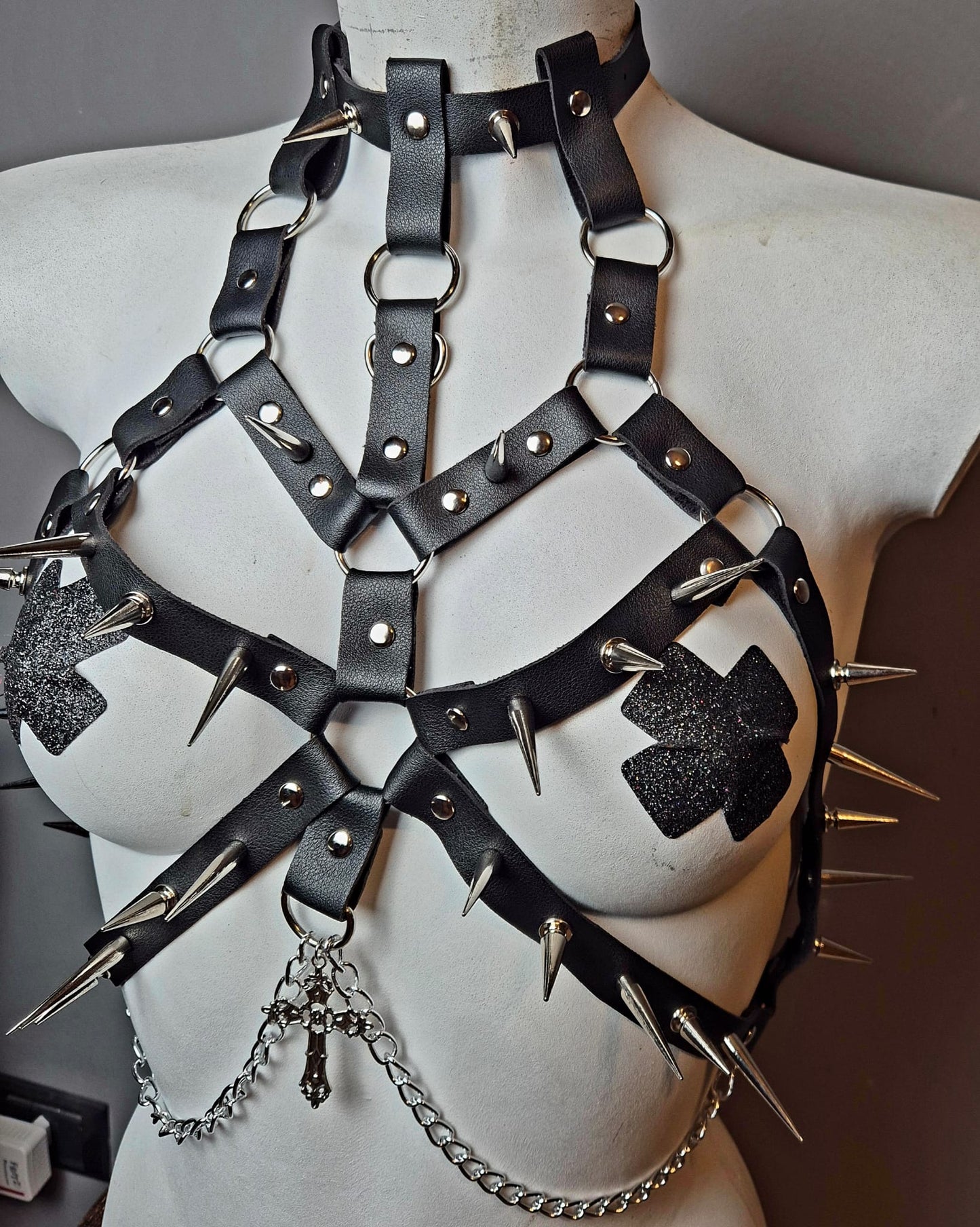 Harness nero con borchie lunghe