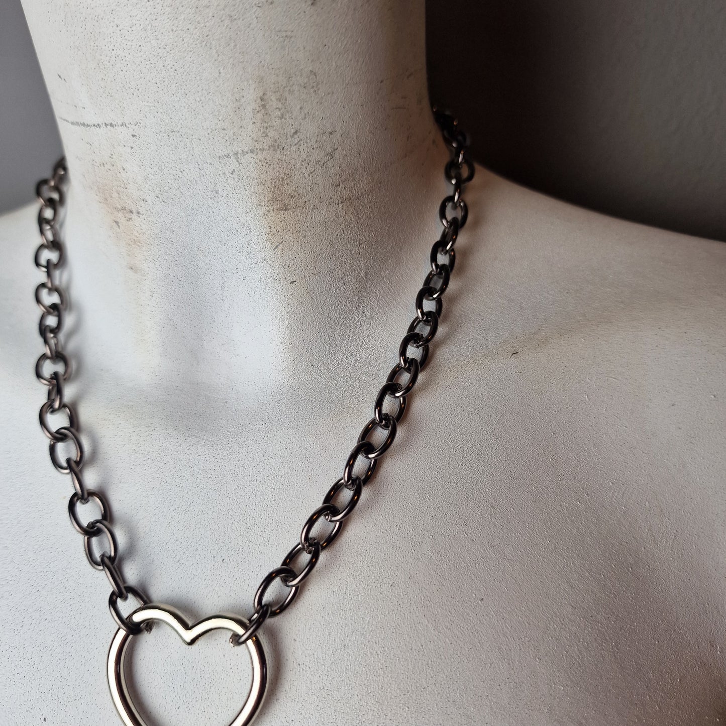 Collana con catene e ciondolo