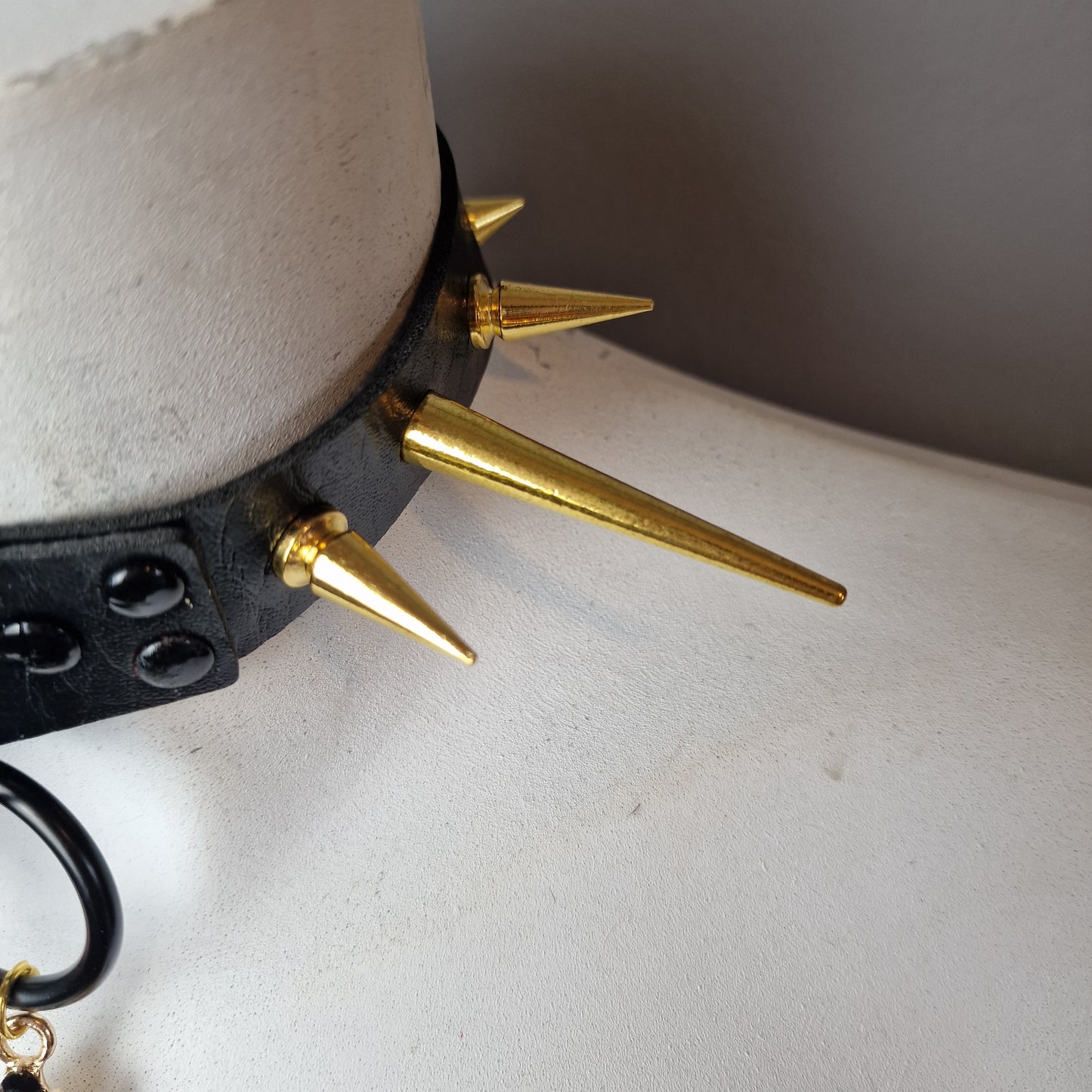 Chocker nero con borchie oro