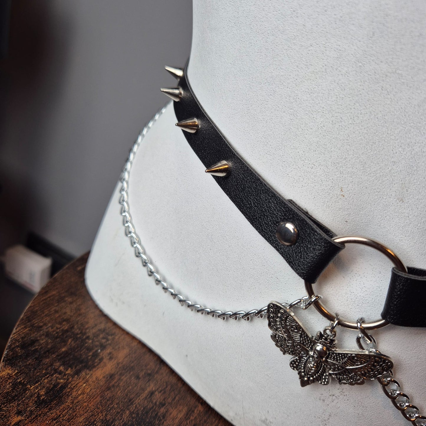 Cintura nera con ciondolo di falena argento