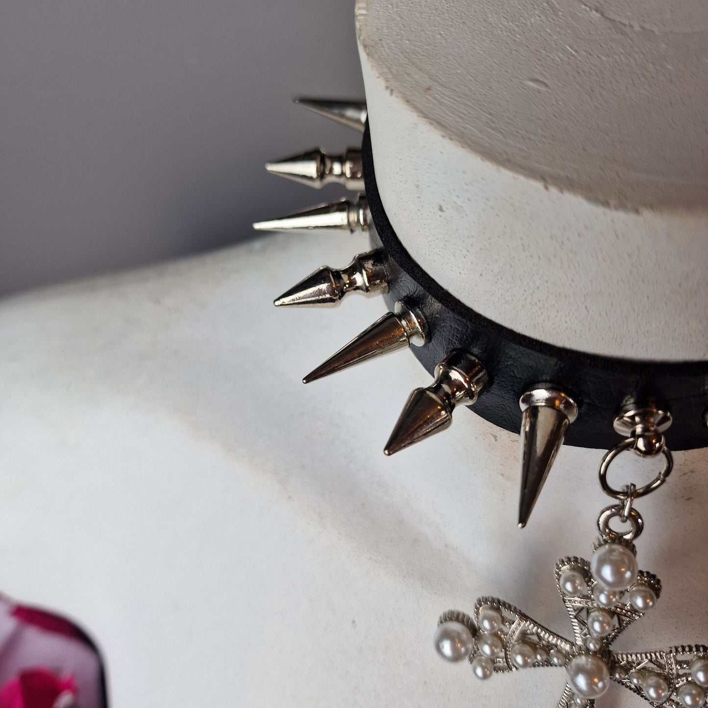 Chocker con borchie argento e croce