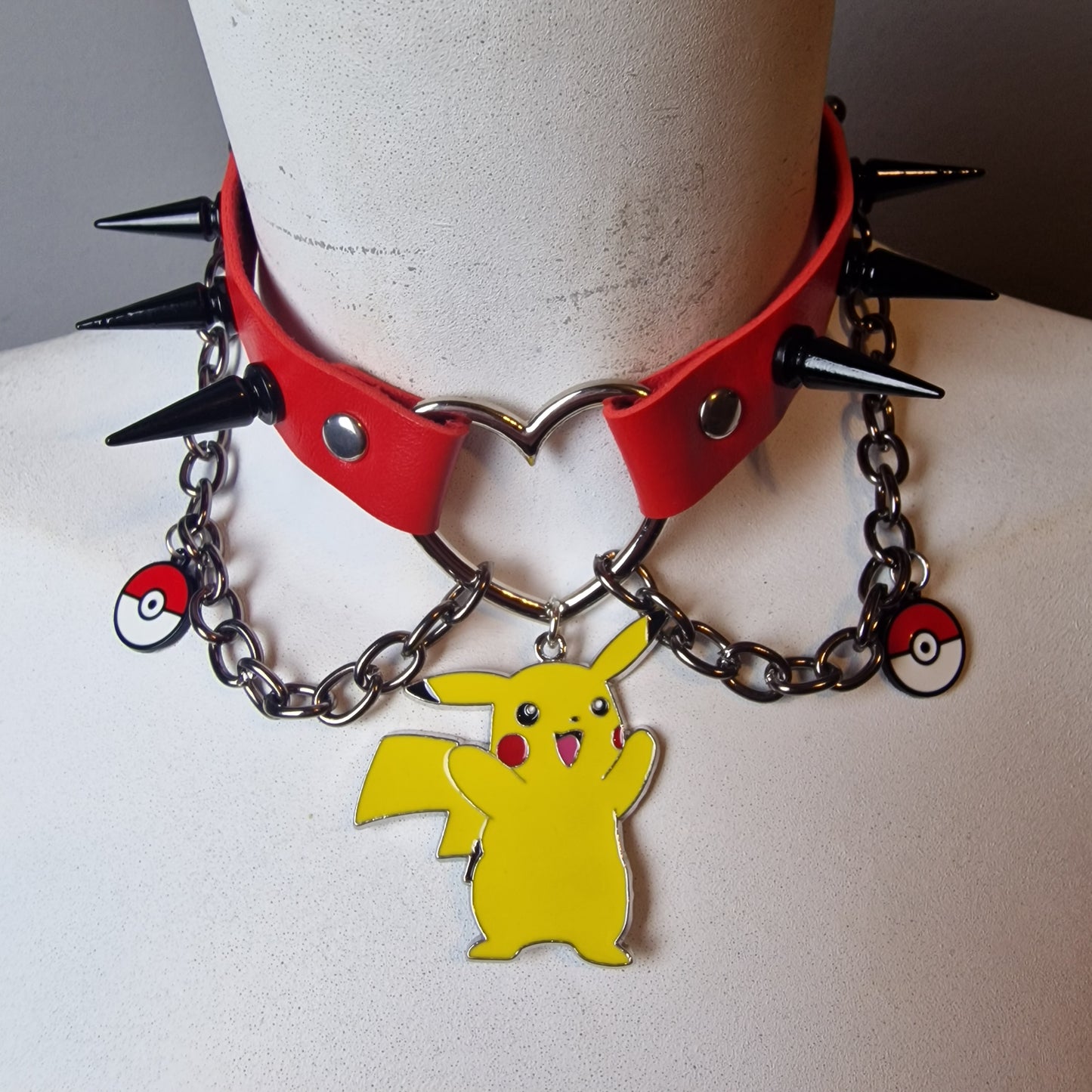 Chocker rosso con pikachu e pokeball