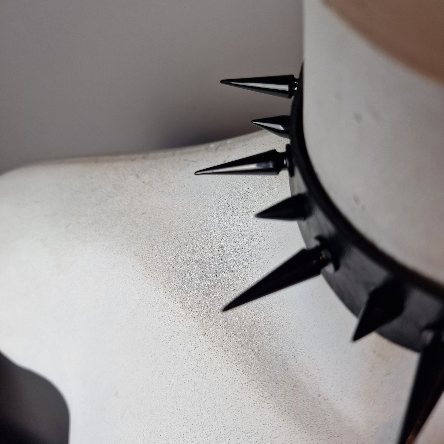 Chocker nero con croce