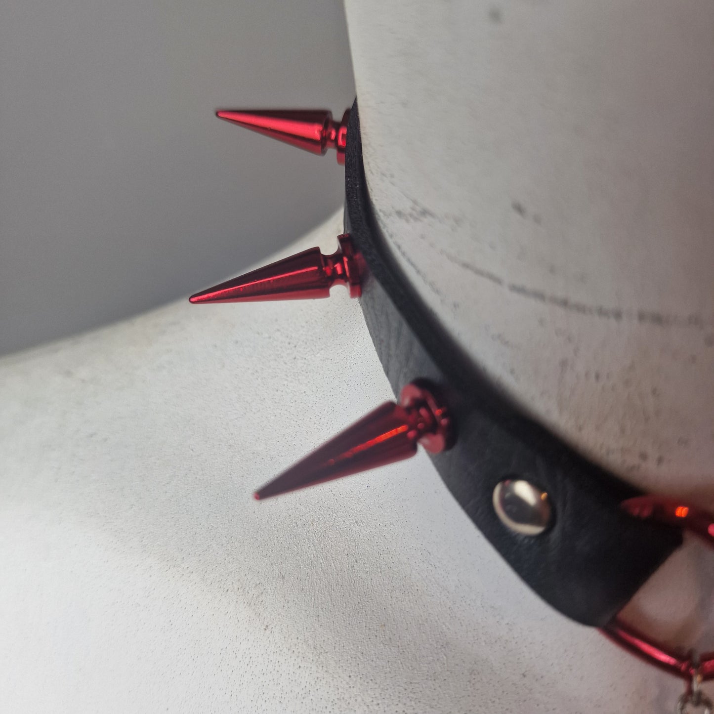 Chocker con cuore rosso e borchie rosse olografiche