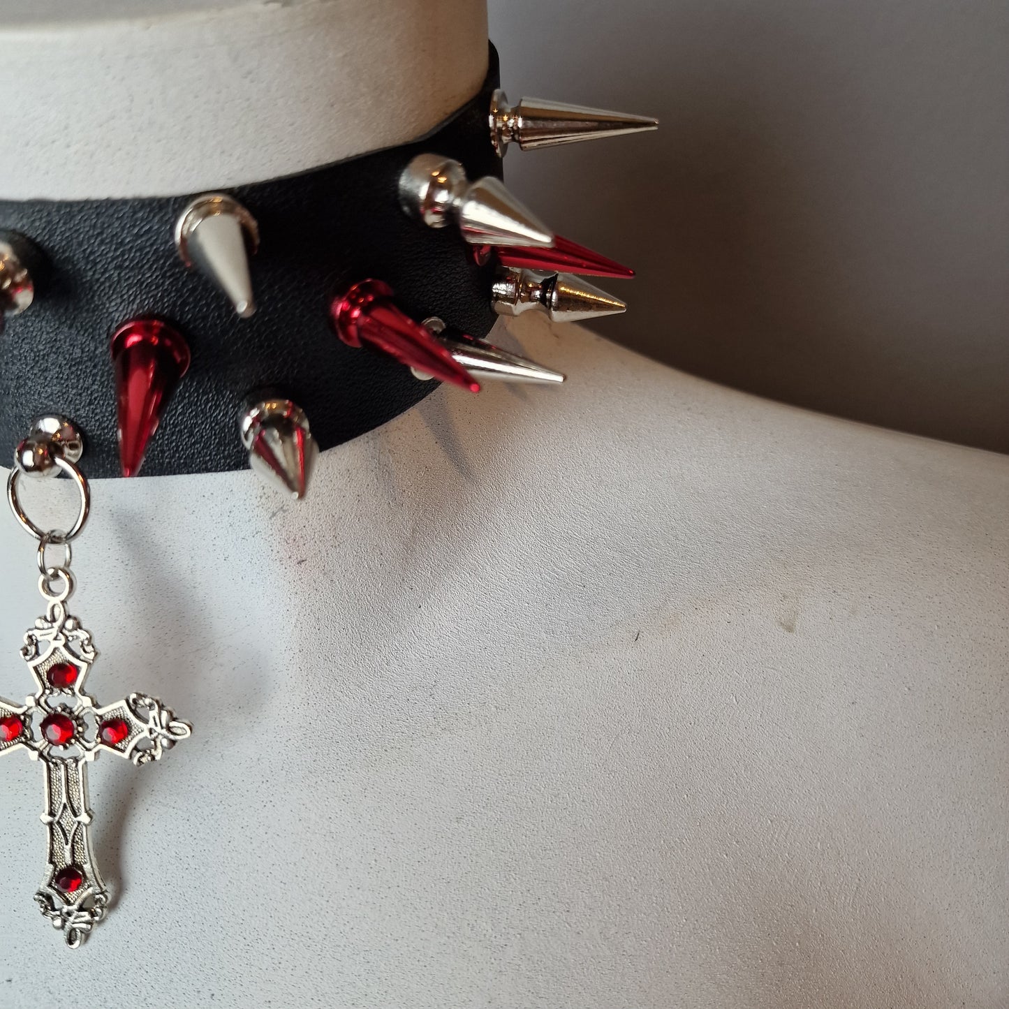 Chocker extreme con borchie argento e olografiche