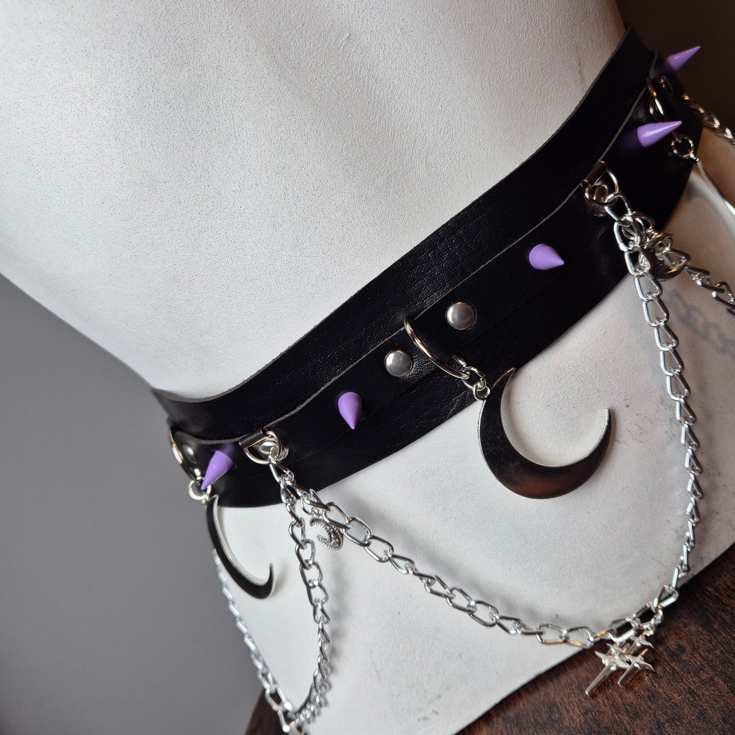 Cintura con lune e borchie viola