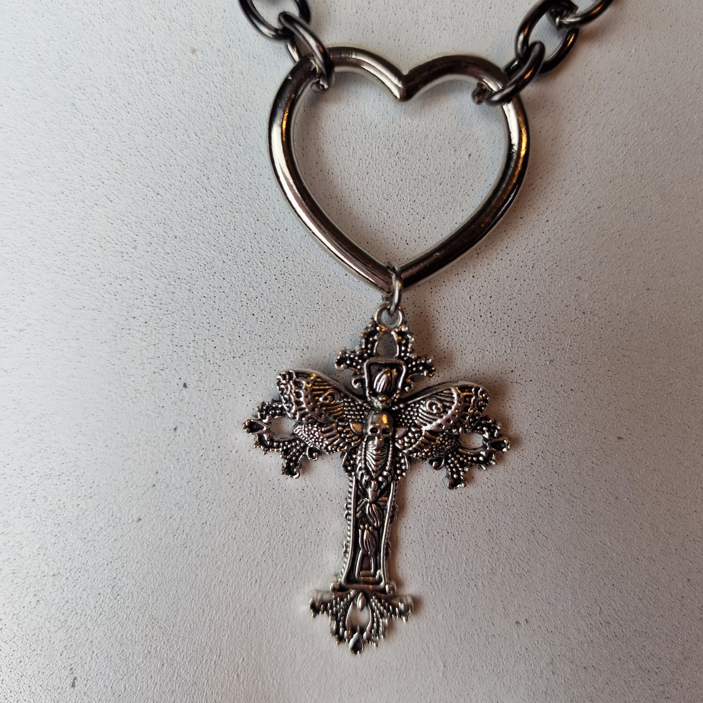 Collana con croce e falena