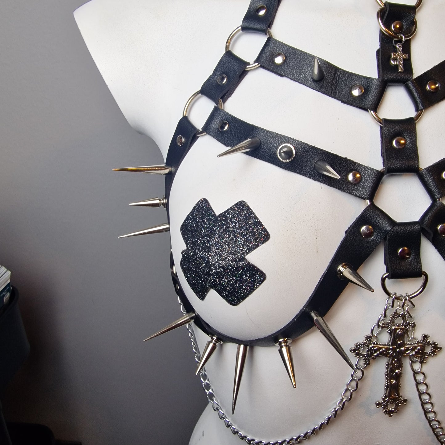 Harness con borchie e croce