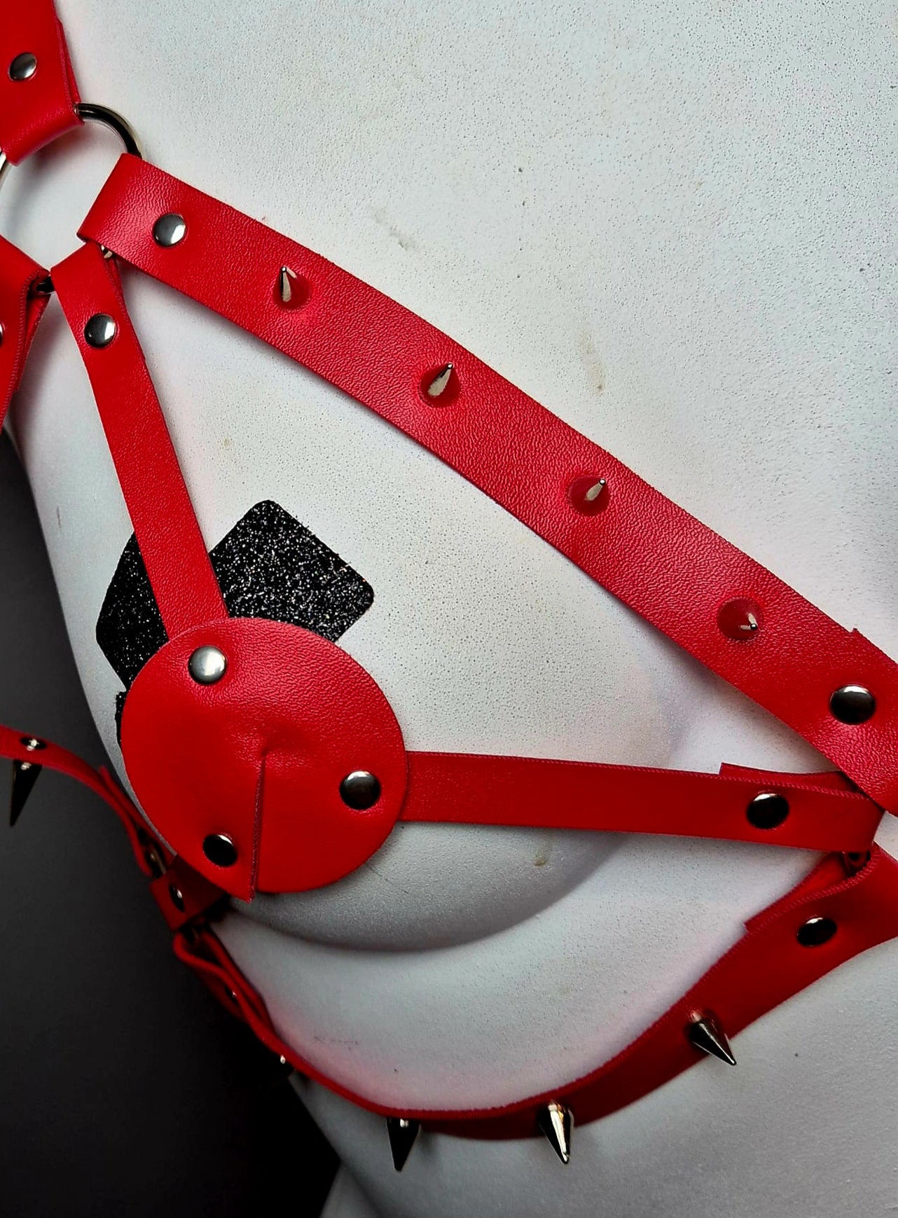Harness rosso con copricapezzoli