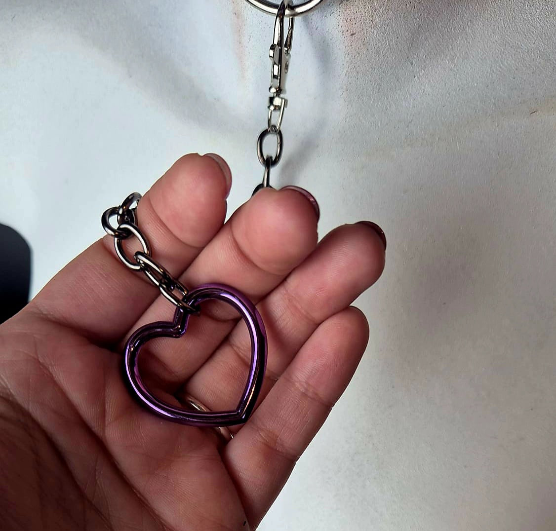 Set chocker viola e guinzaglio con cuore viola