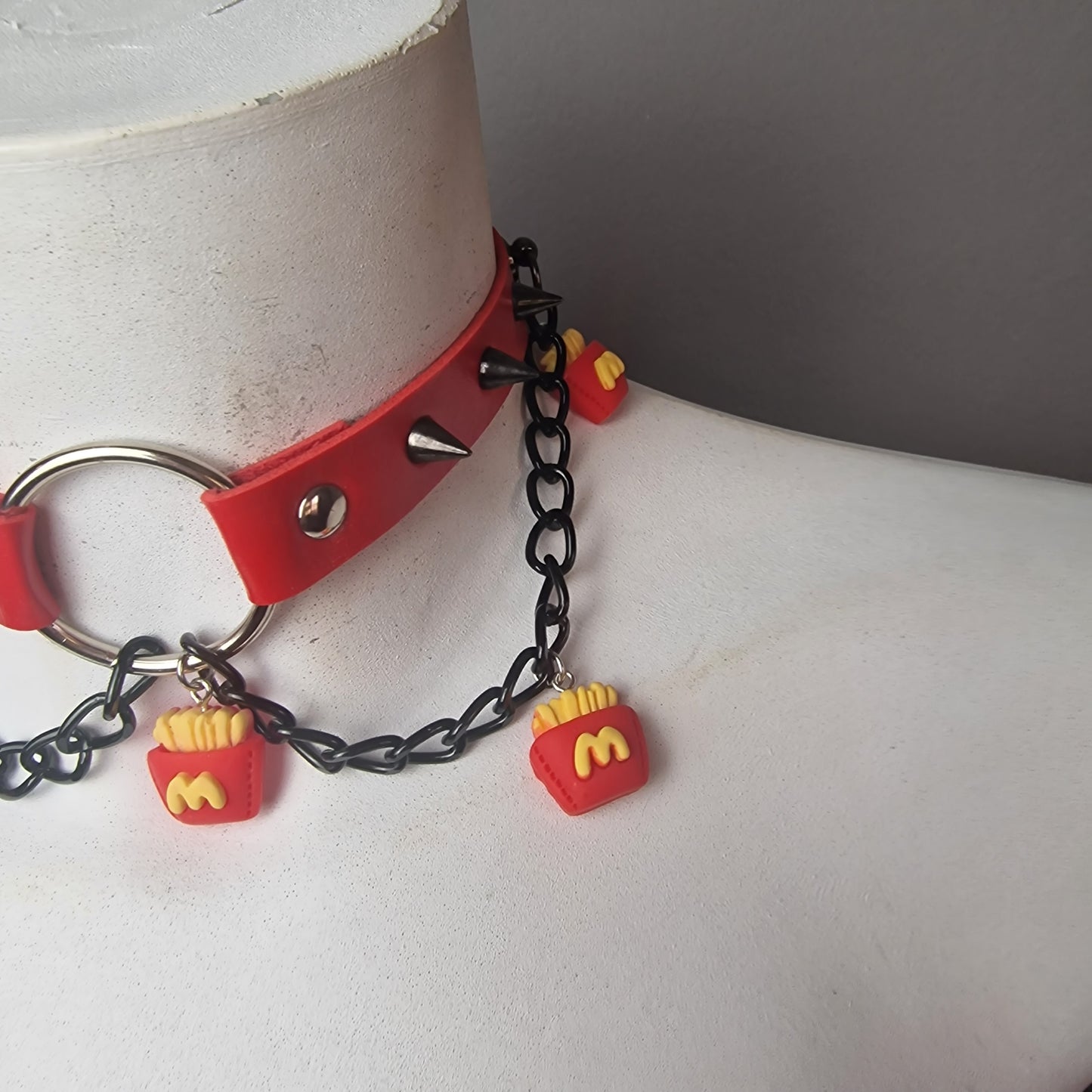 Chocker rosso con ciondolo di patatine