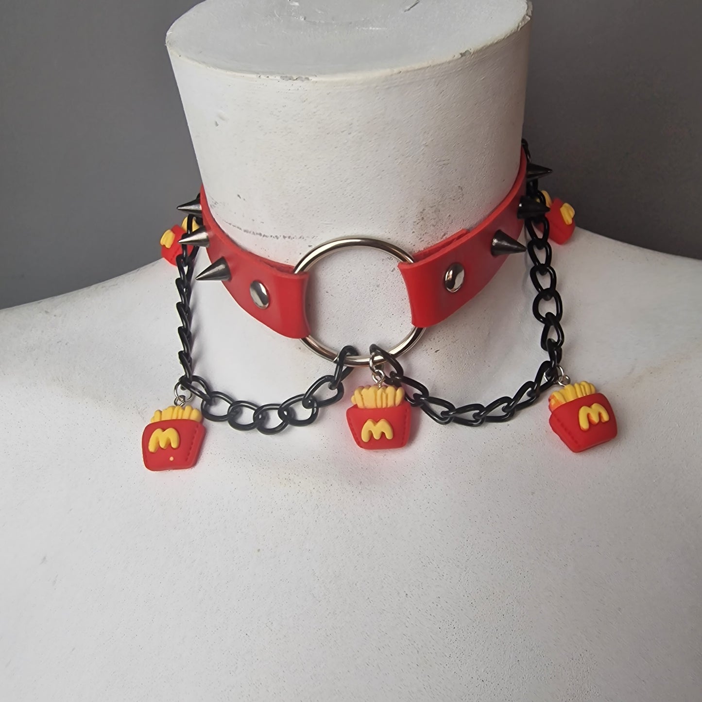 Chocker rosso con ciondolo di patatine