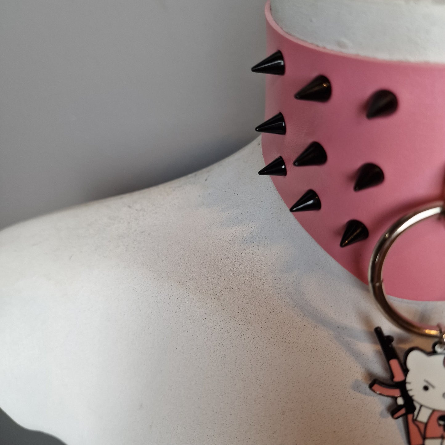 Chocker largo rosa con borchie