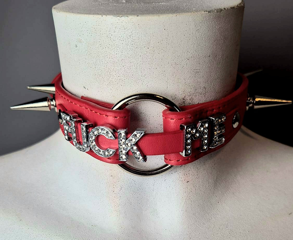 Chocker rosso con scritta "Fuck me"