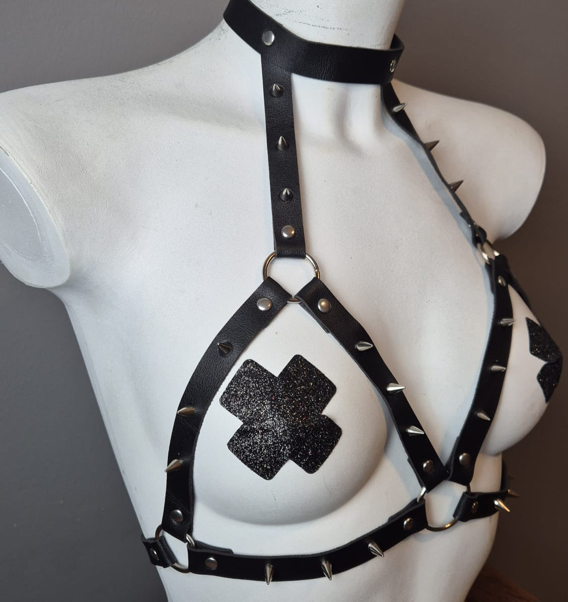 Harness con borchie argento