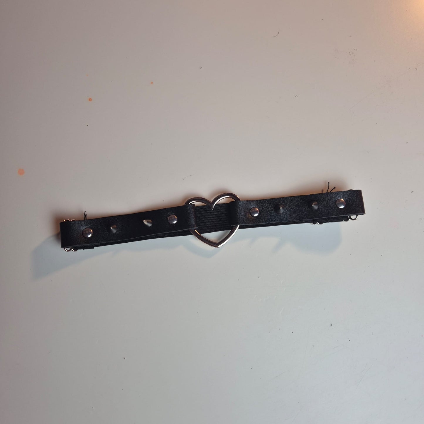 Giarrettiere nere con cuore e borchie