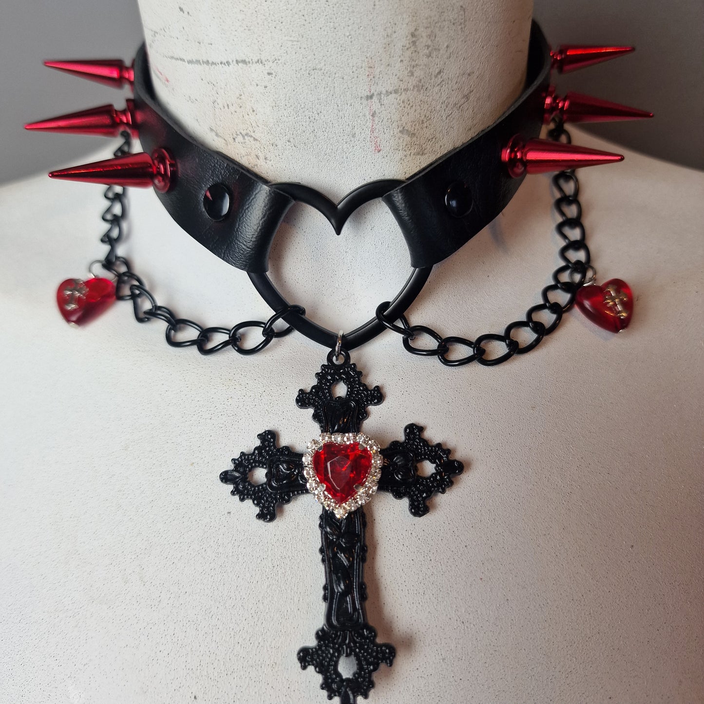Chocker total black con croce nera pendente