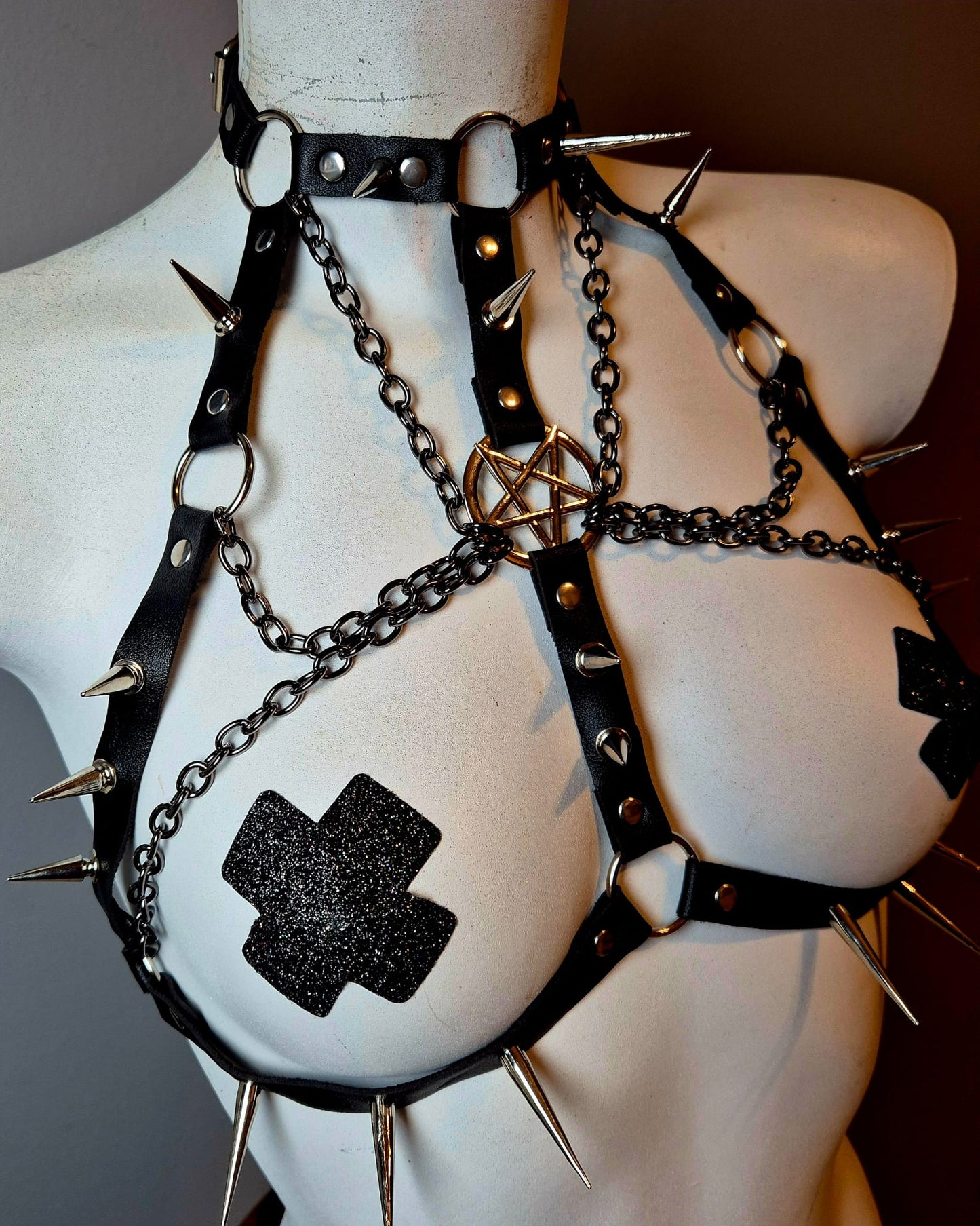 Harness con pentacolo e catene grigio scuro.