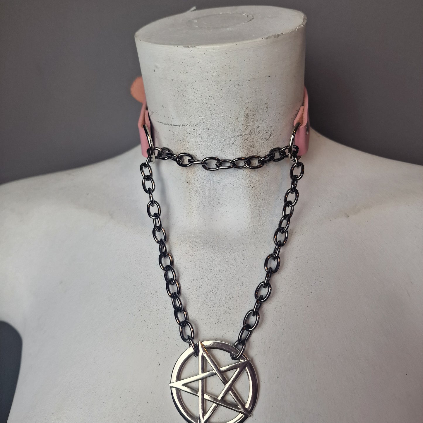 Chocker a strozzo con pentacolo