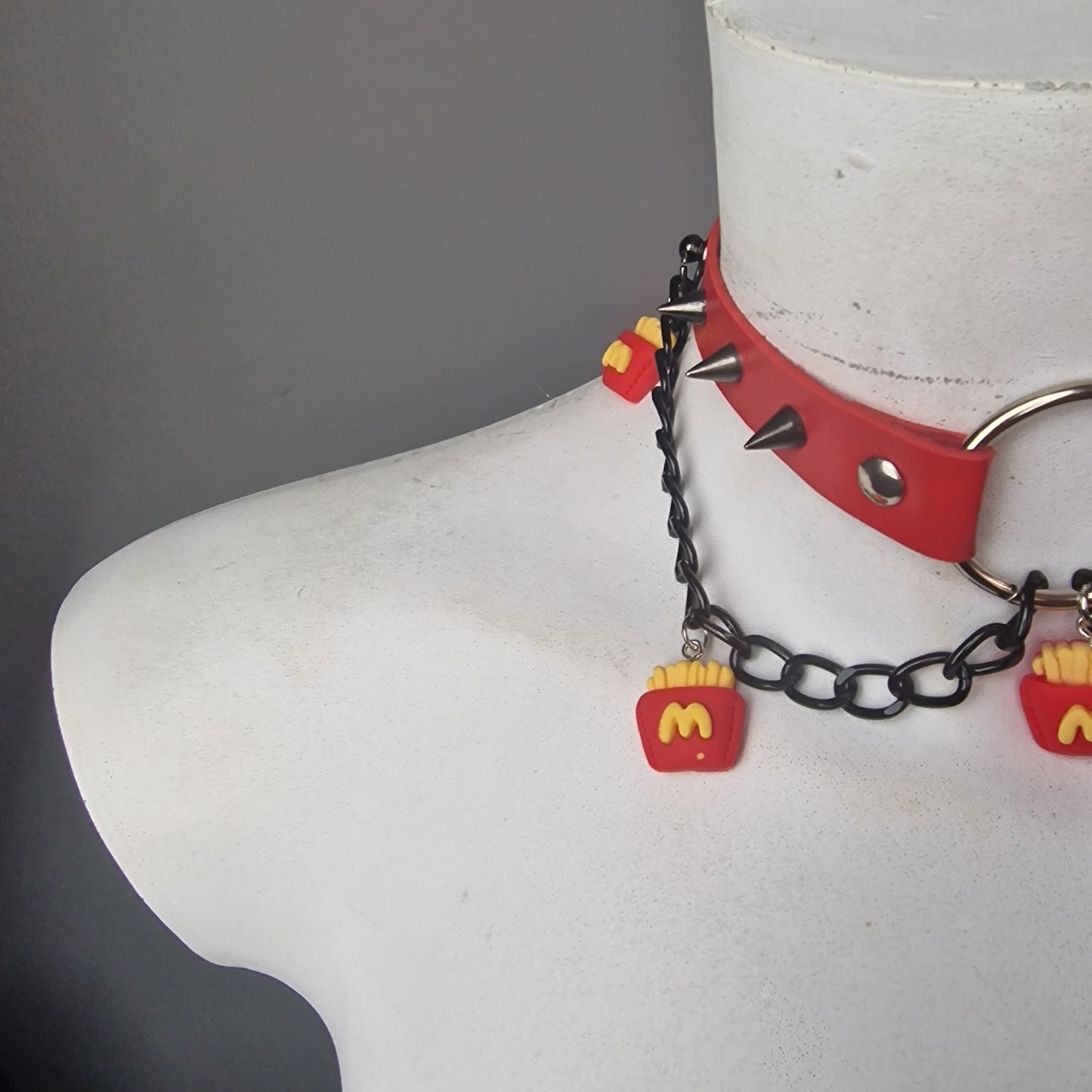 Chocker rosso con ciondolo di patatine
