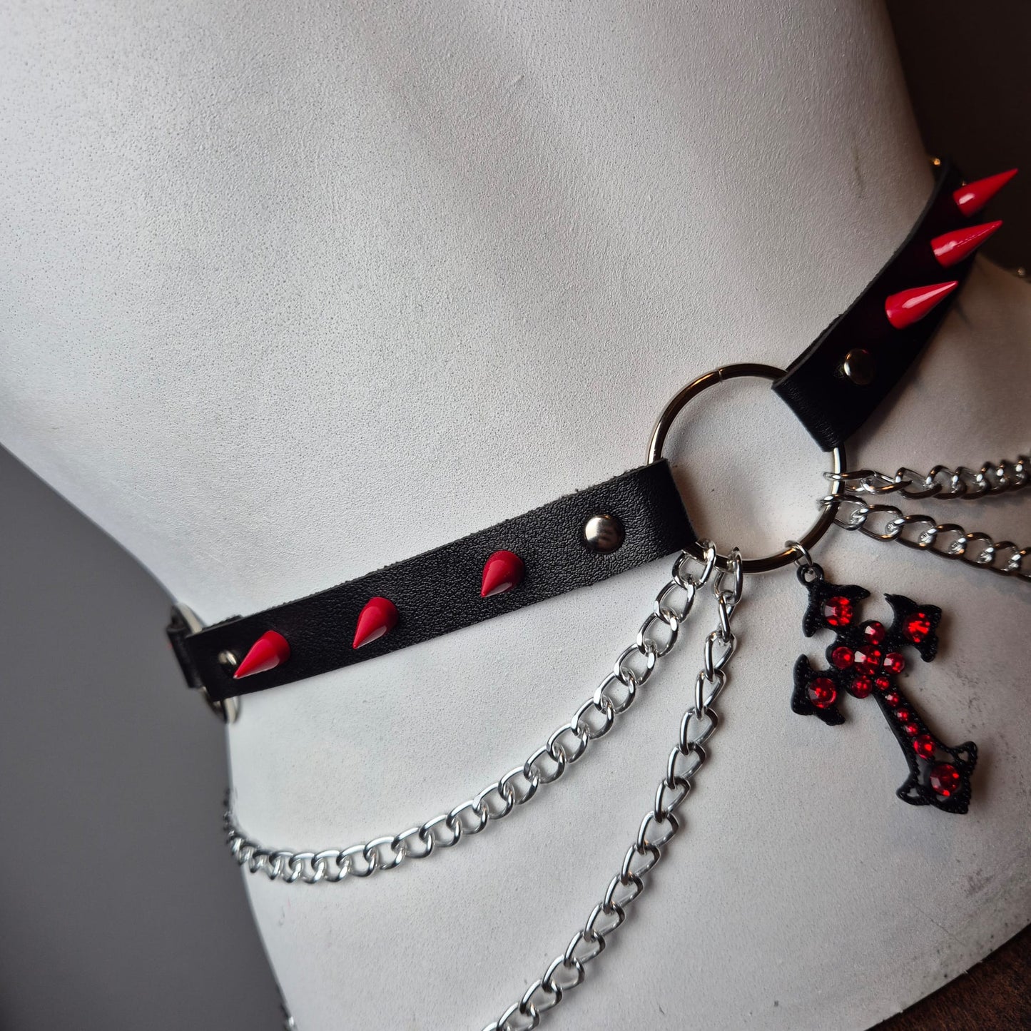 Cintura con borchie rosse e croce