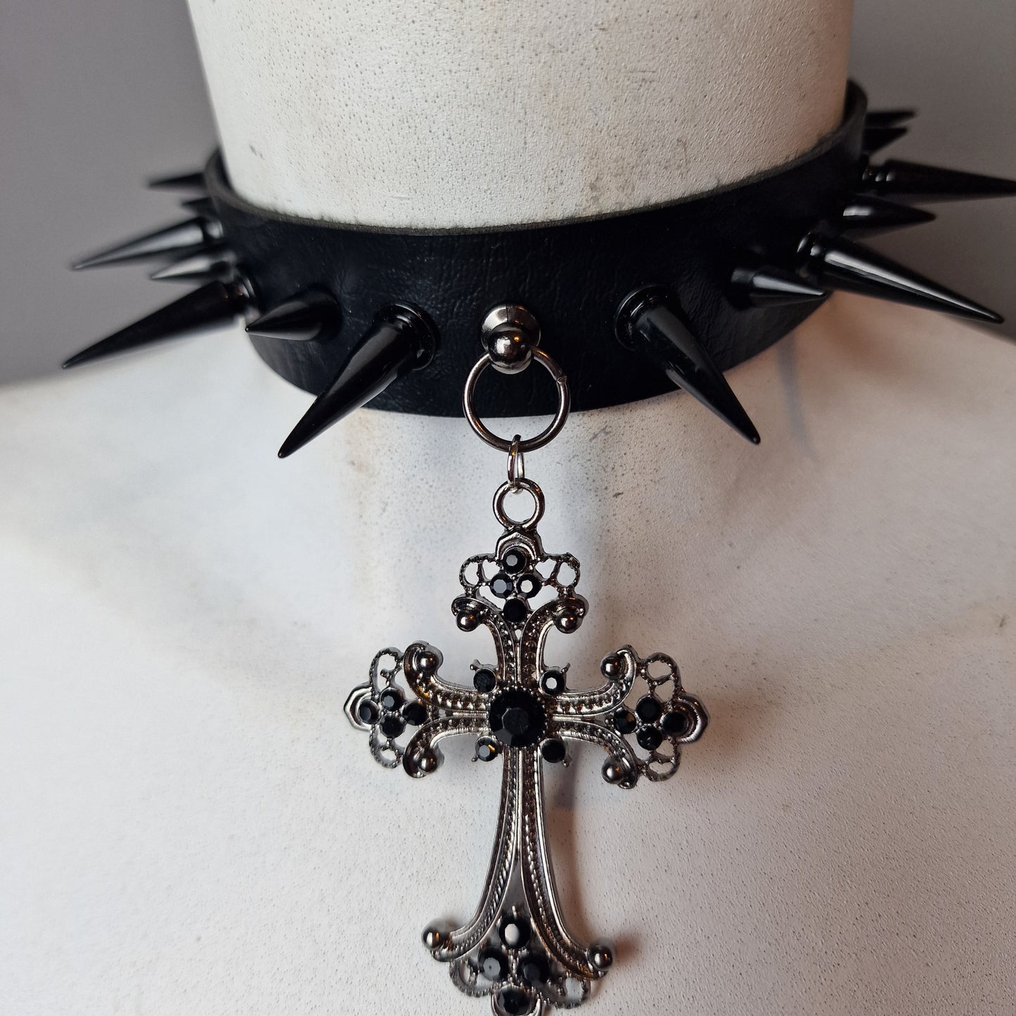Chocker nero con croce