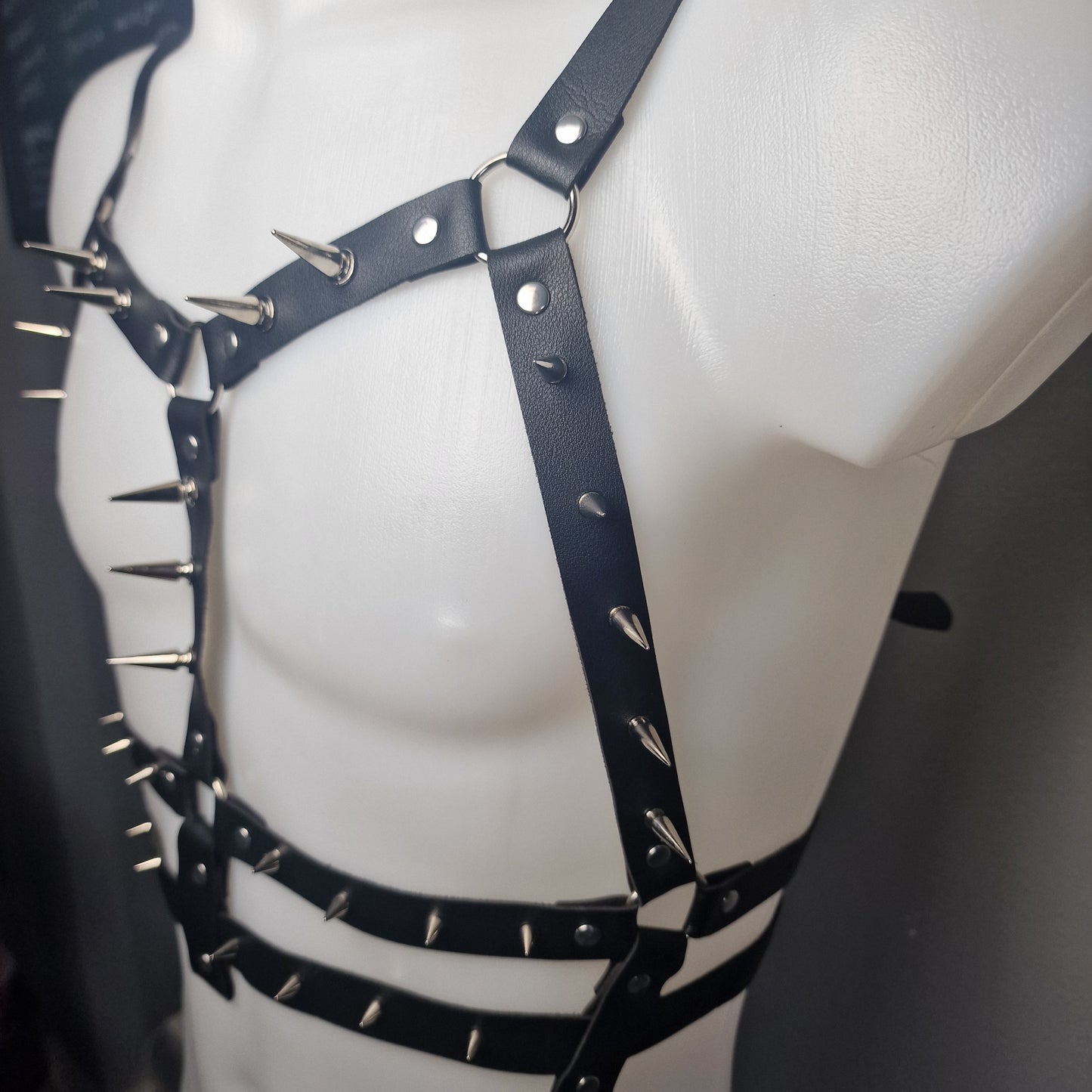 Harness maschile con borchie