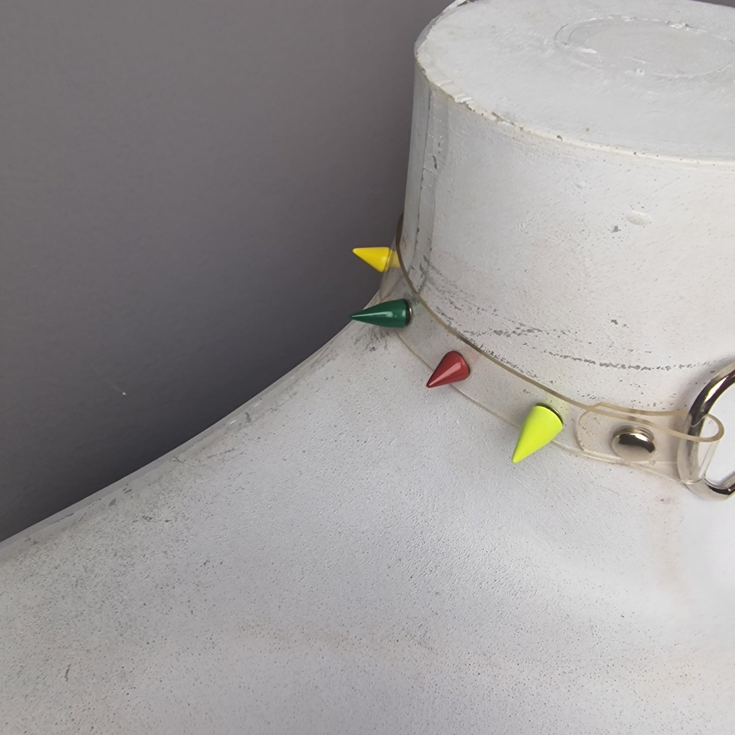 Chocker trasparente con borchie colorate