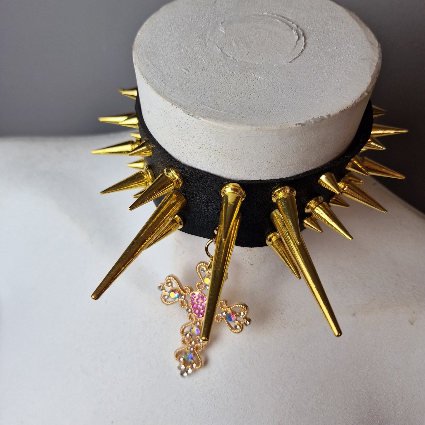 Chocker extreme con borchie oro