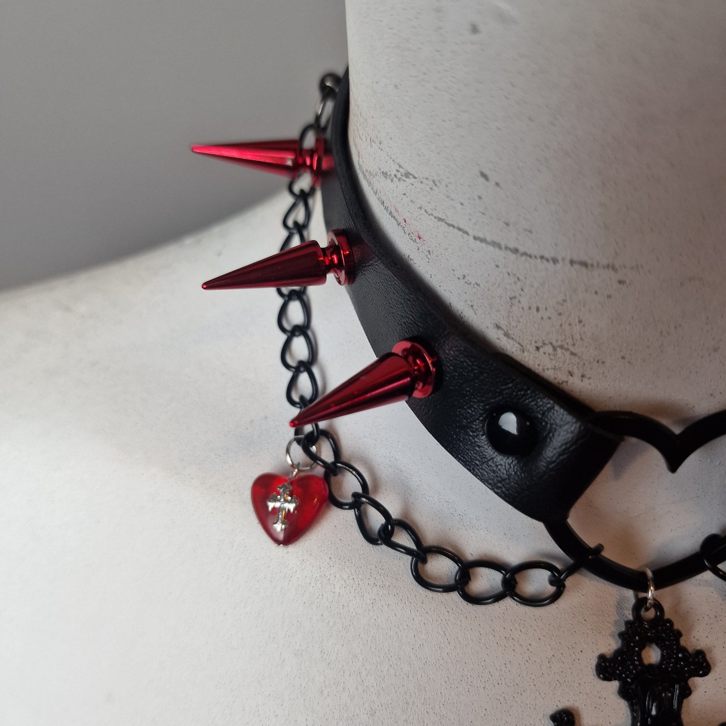 Chocker total black con croce nera pendente