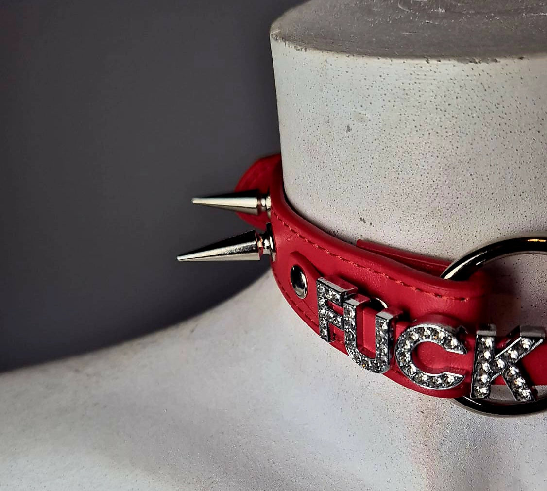 Chocker rosso con scritta "Fuck me"
