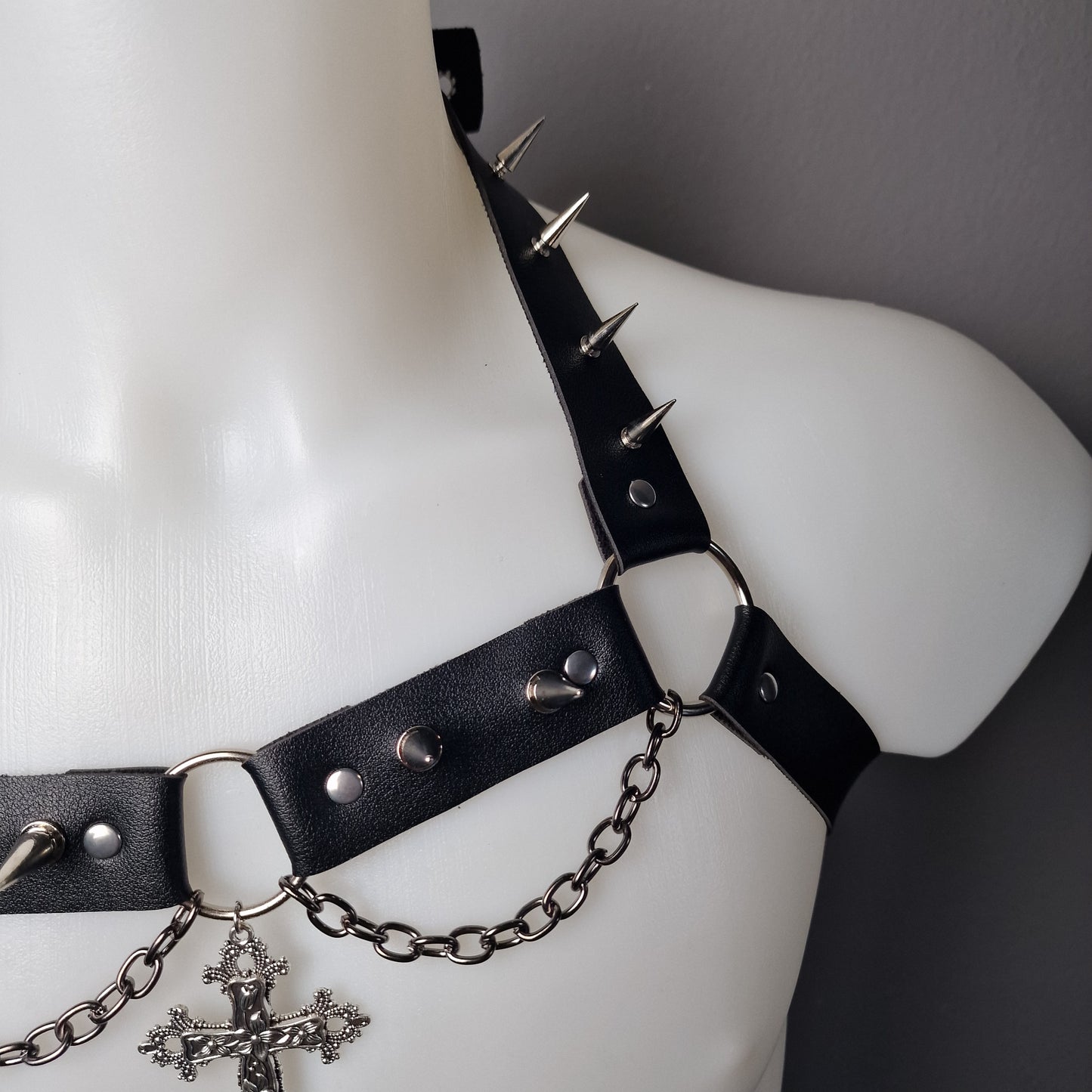 Harness maschile con croce