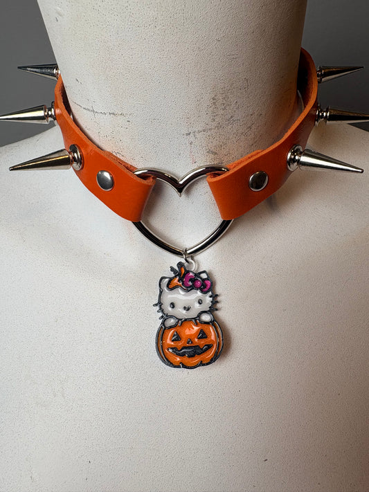 Chocker con borchie e ciondolo di hello kitty