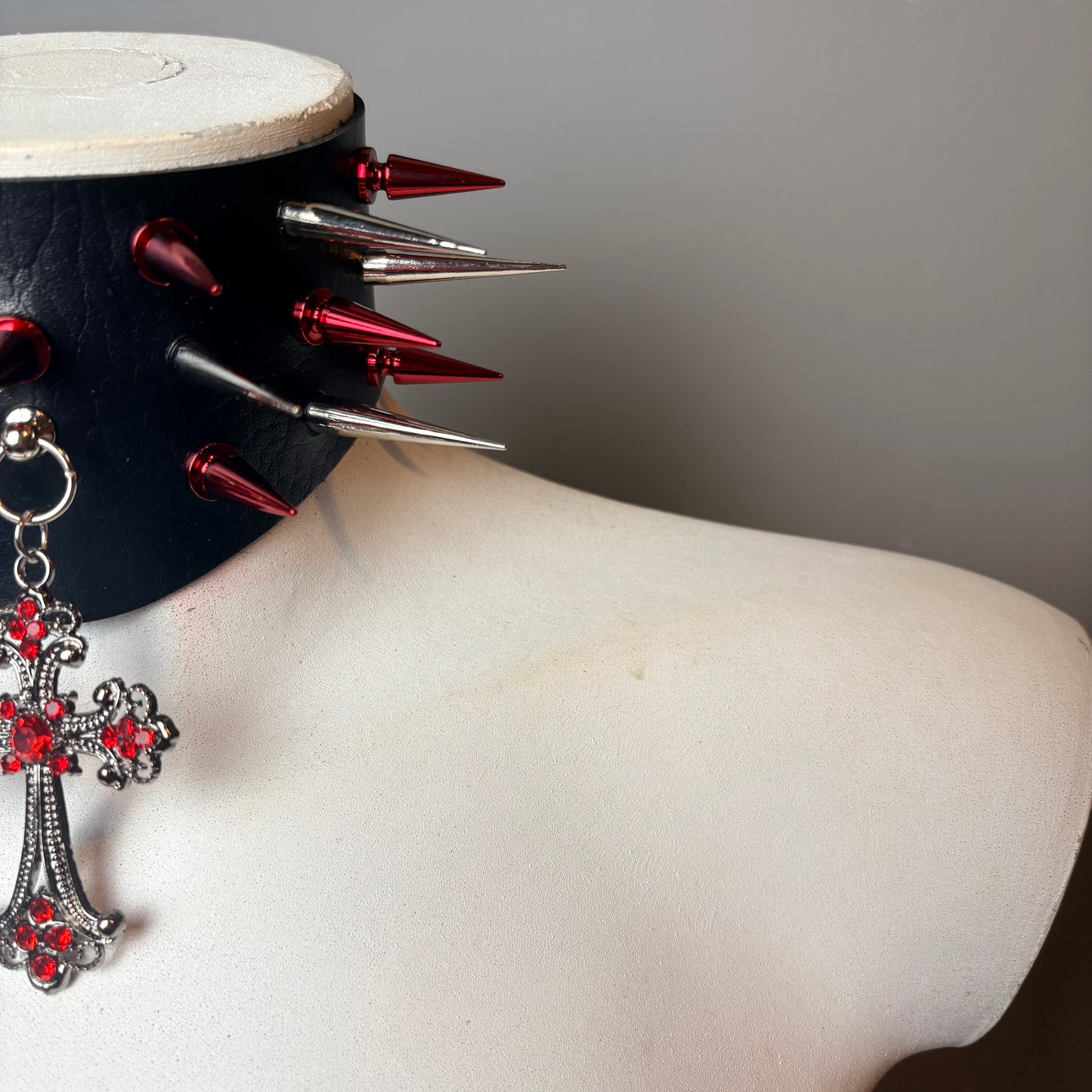 Chocker ampio con borchie olografiche