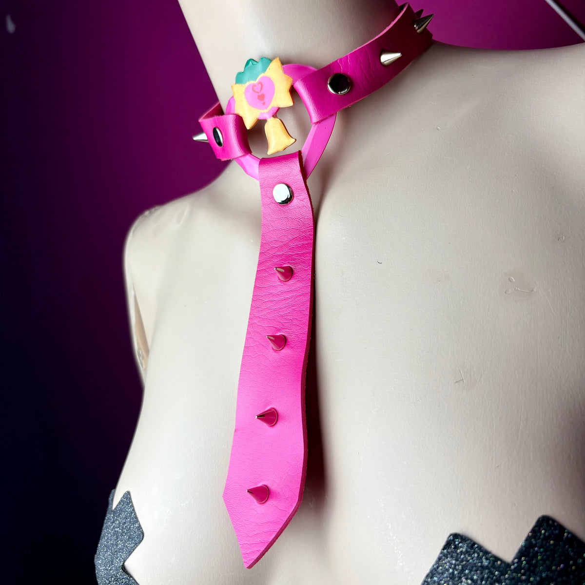 Collana fucsia a cravatta Mew Mew